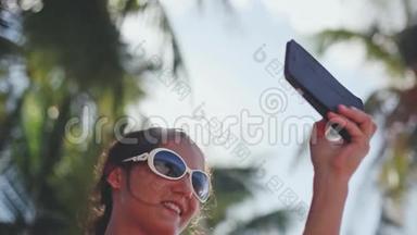 美丽的深色太阳镜自拍与手机下的棕榈树。 假期。 <strong>1920</strong>x1080
